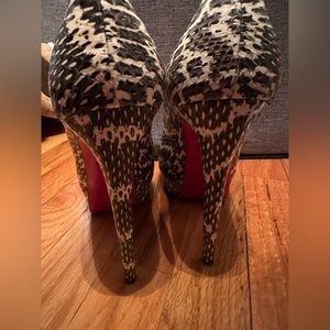 Christian Louboutin SIZE 42 Bianca 140 Python pumps